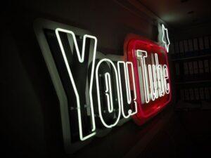 phân tích YouTube đối thủ